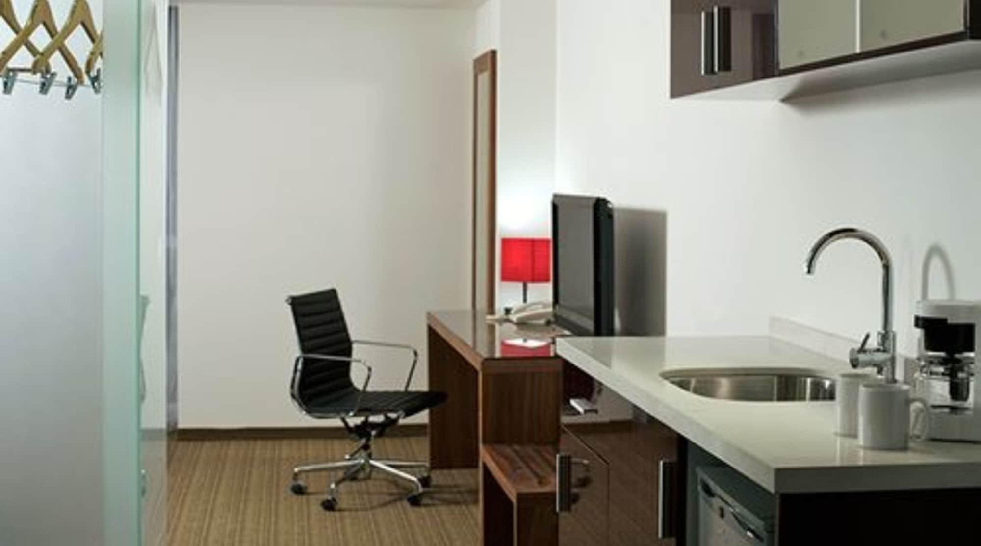 Casa Inn Premium Hotel Queretaro Miranda Exterior foto A typical studio apartment