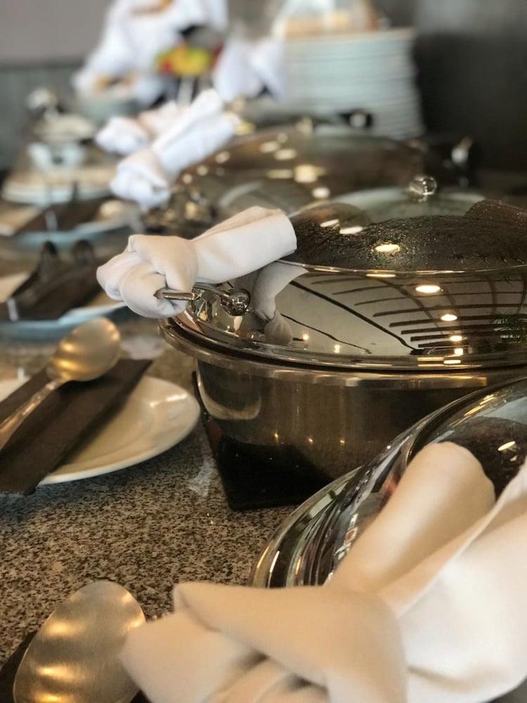 Casa Inn Premium Hotel Queretaro Miranda Exterior foto A chafing dish
